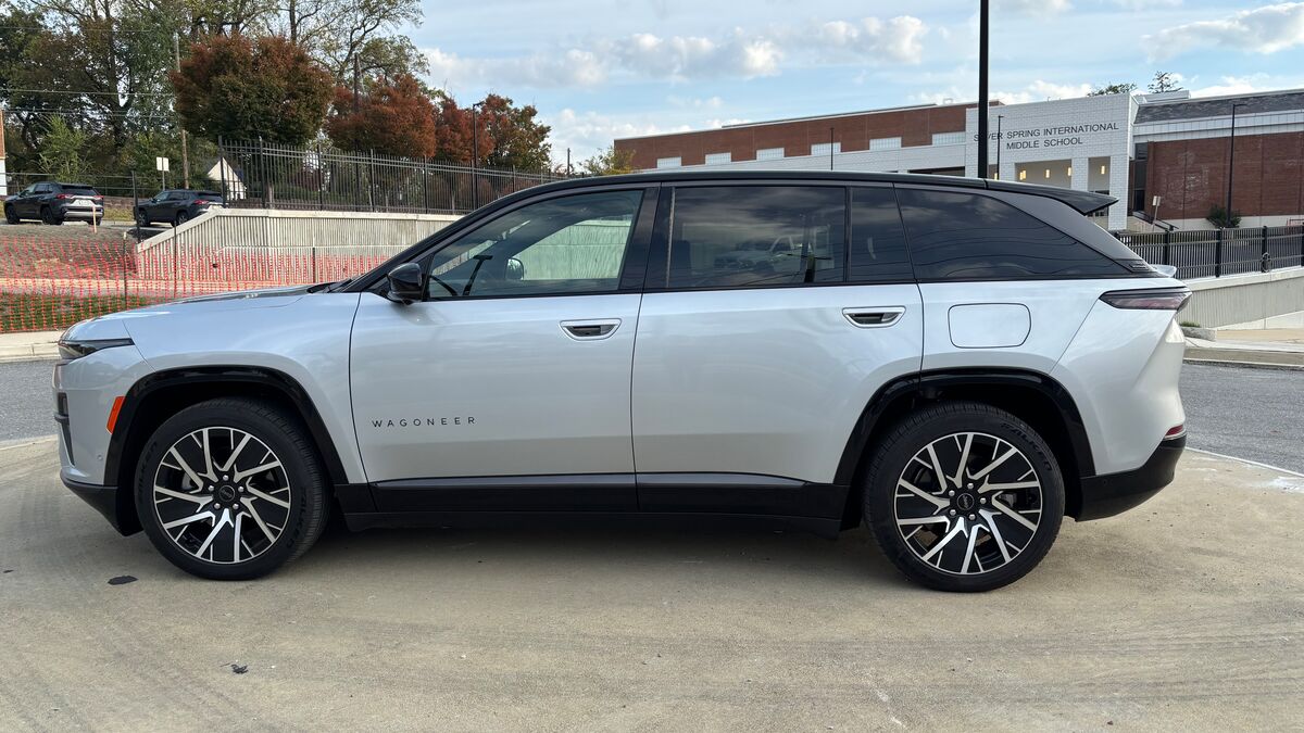 The 2025 Jeep Wagoneer s in gray seen in profile