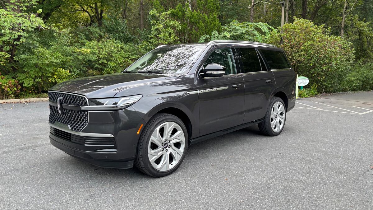 The 2025 Lincoln Navigator Reserve in Starlight Gray seen from a front quarter angle