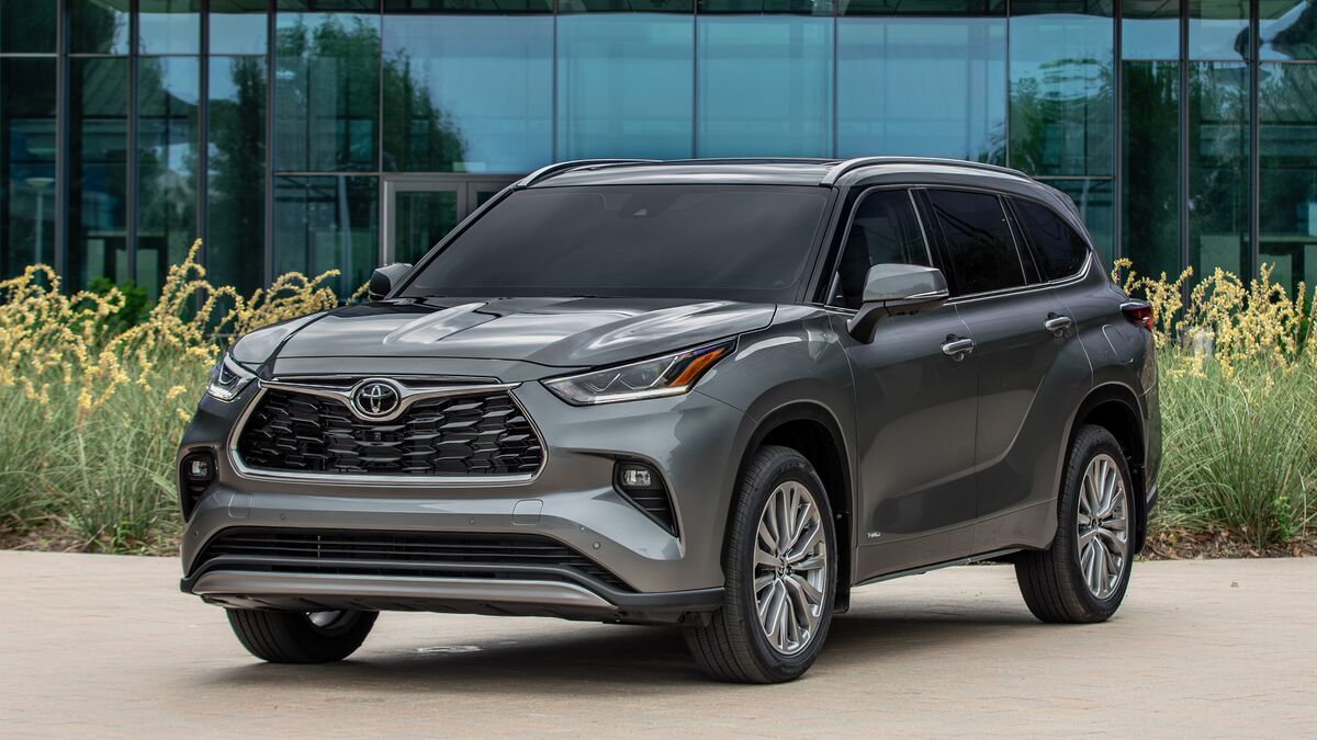 2025 Toyota Highlander Hybrid parked in front of a building.