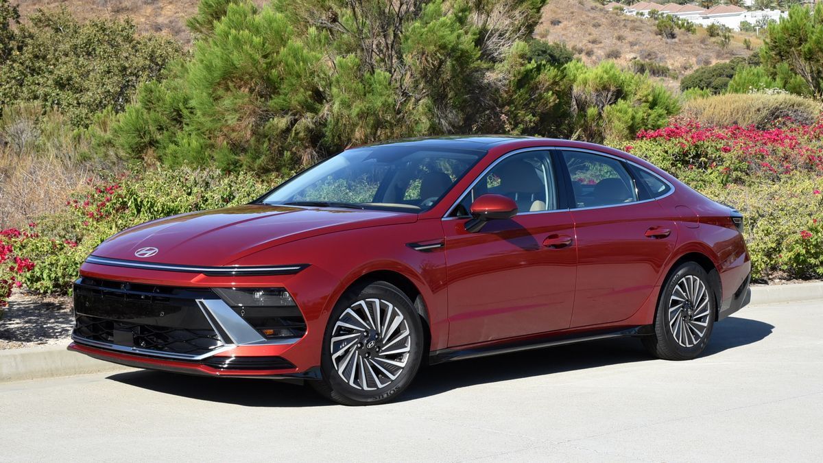 2025 Hyundai Sonata Hybrid parked near greenery.