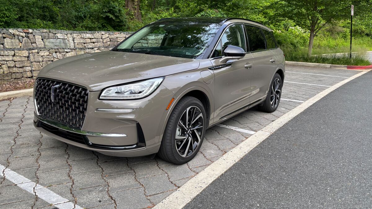 The 2025 Lincoln Corsair in taupe seen from a front quarter angle