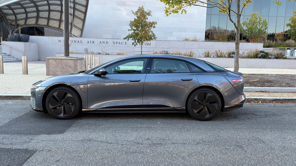 https://dam.coxautoinc.com/asset/5acbed3f-ef93-433d-bfe2-ae53918484b5/OG/2026-lucid-air-profile.jpg