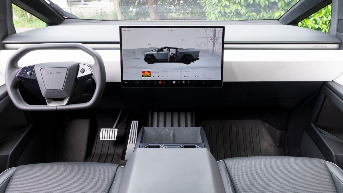 https://dam.coxautoinc.com/asset/67fdcb29-f20f-4634-8210-5a2e178655a3/OG/2025-tesla-cybertruck-interior-dash.jpg