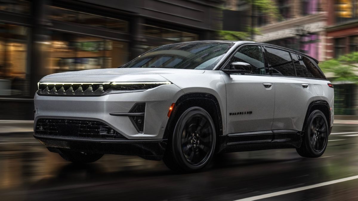 Chrysler Recalls 20,000 Jeep, Dodge EVs for Failing Instrument Panels