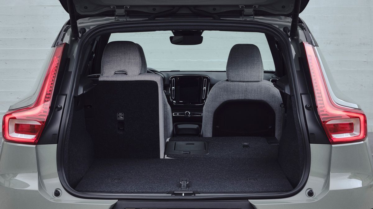 2025 Volvo XC40 interior