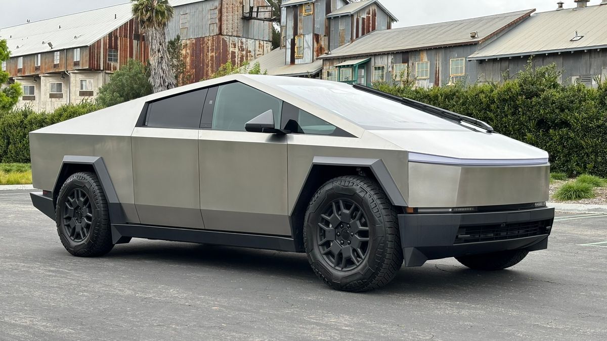 2025 Tesla Cybertruck vs. 2025 GMC Hummer EV Pickup Comparison 2025 Tesla Cybertruck vs. 2025 GMC Hummer EV Pickup Comparison