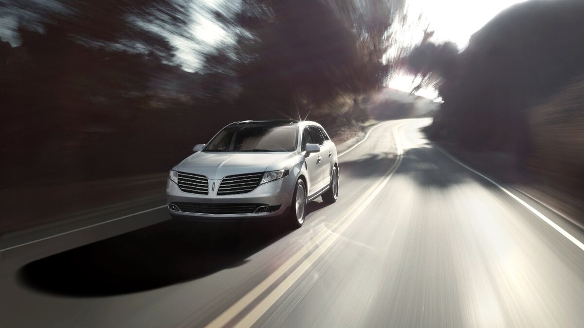 The 2018 Lincoln MKT in silver seen from a front quarter angle