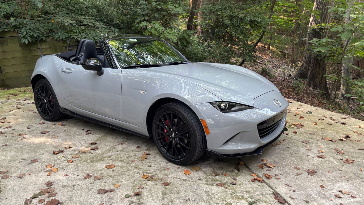 https://dam.coxautoinc.com/asset/cca049a4-e79d-4cf4-96e6-41a542e15ac3/OG/2025-mazda-mx-5-miata-top-down-front-quarter.jpg