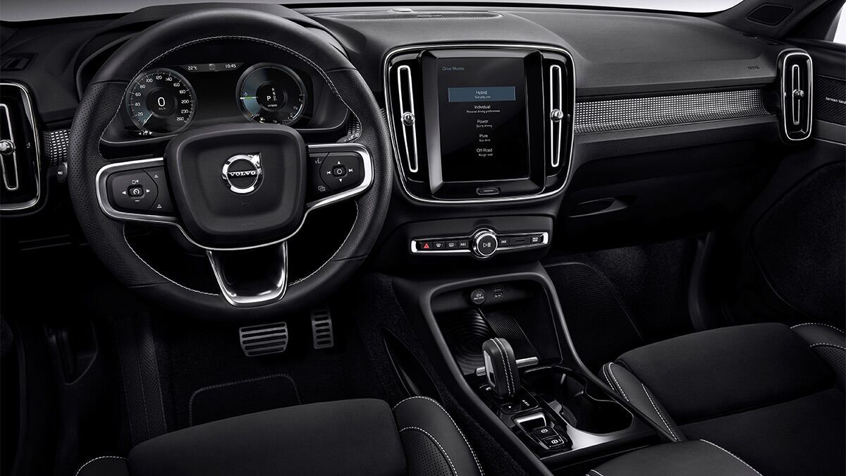2025 Volvo XC40 interior