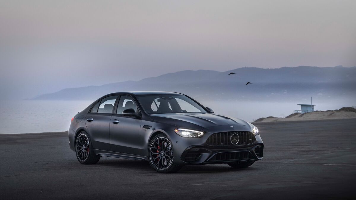2025-mercedes-benz-c-class-3qtr