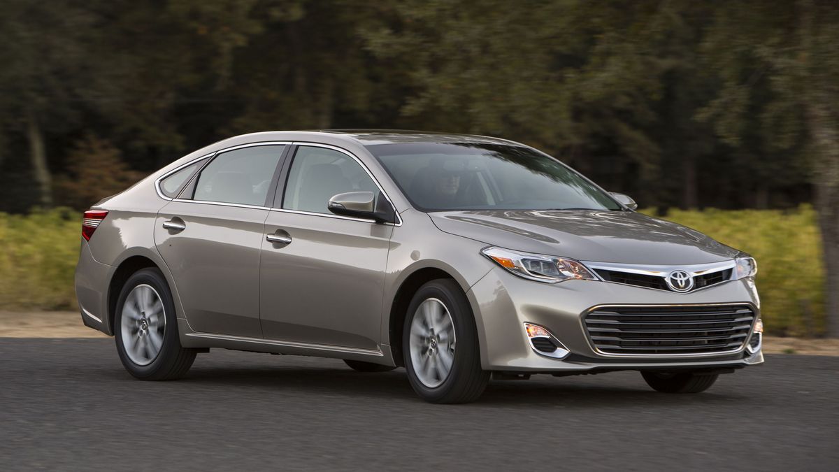 2014 Toyota Avalon with trees and grass in the background.