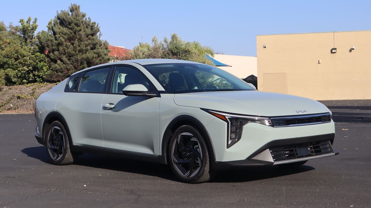 2025-kia-k4-ex-front-right-3qtr.jpg