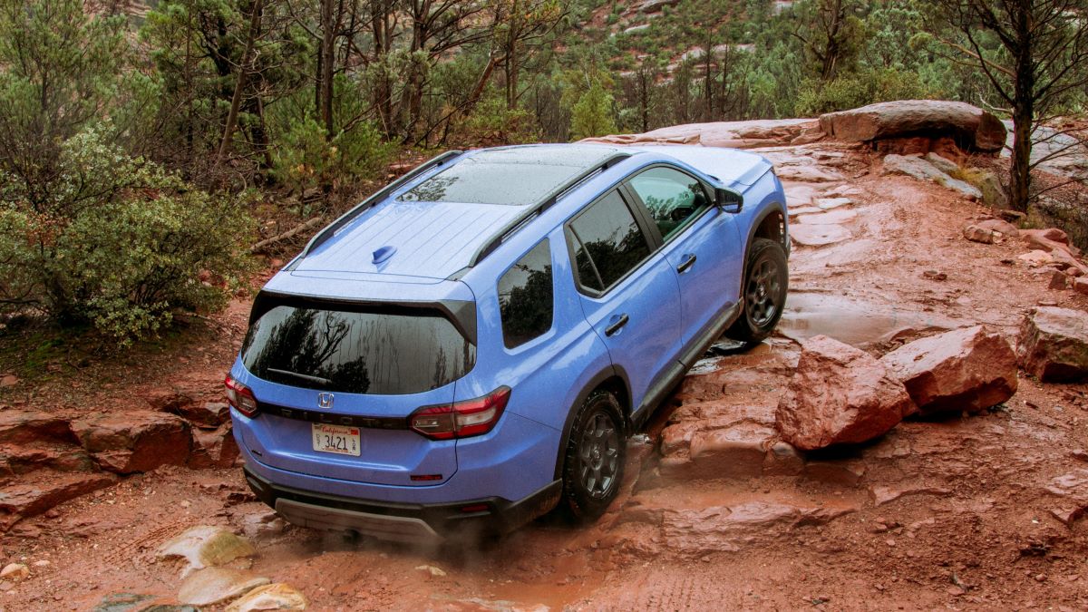 Totally redesigned 2023 Honda Pilot rock-crawling in Sedona, Arizona