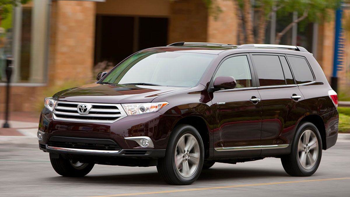 2013 Toyota Highlander driving.