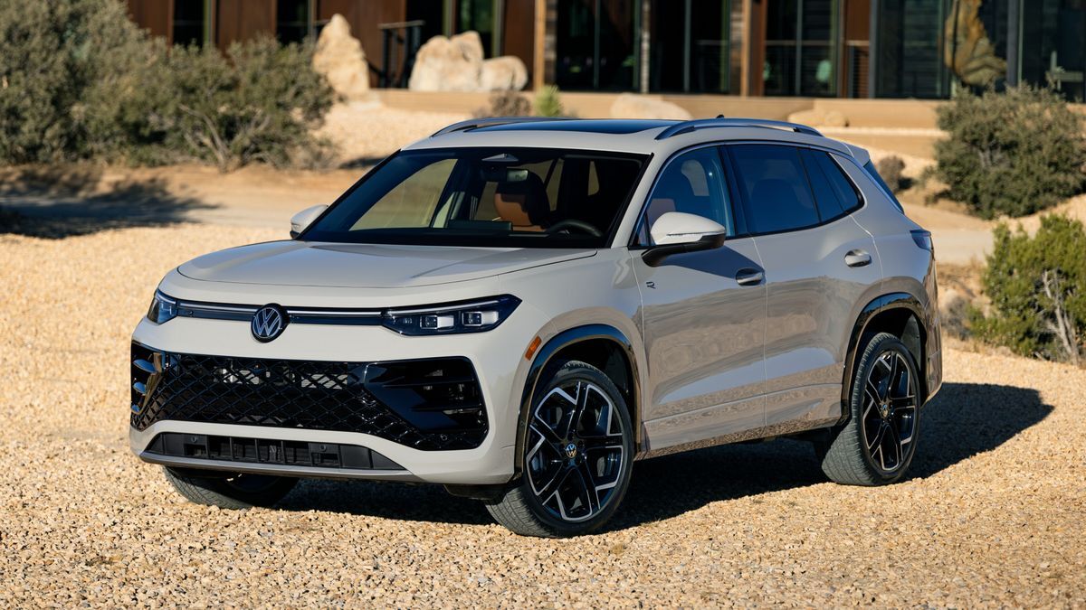2025 Volkswagen Tiguan R-Line in Ascot Grey