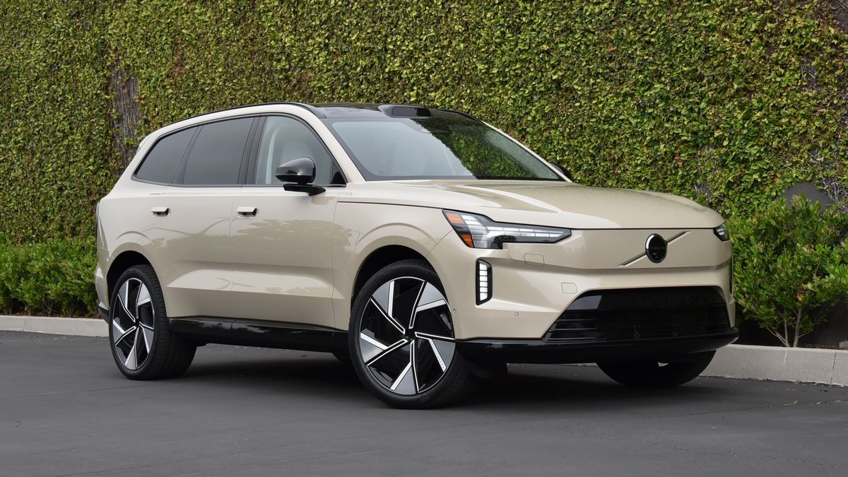 2025 Volvo EX90 in Sand Dune