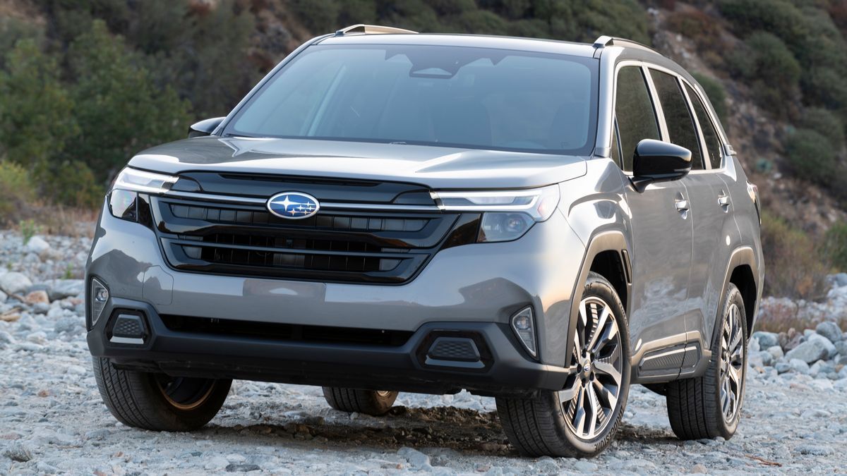 https://dam.coxautoinc.com/m/6852bccb286a7814/OG-2025-subaru-forester-front-3qtr-jpg.jpg