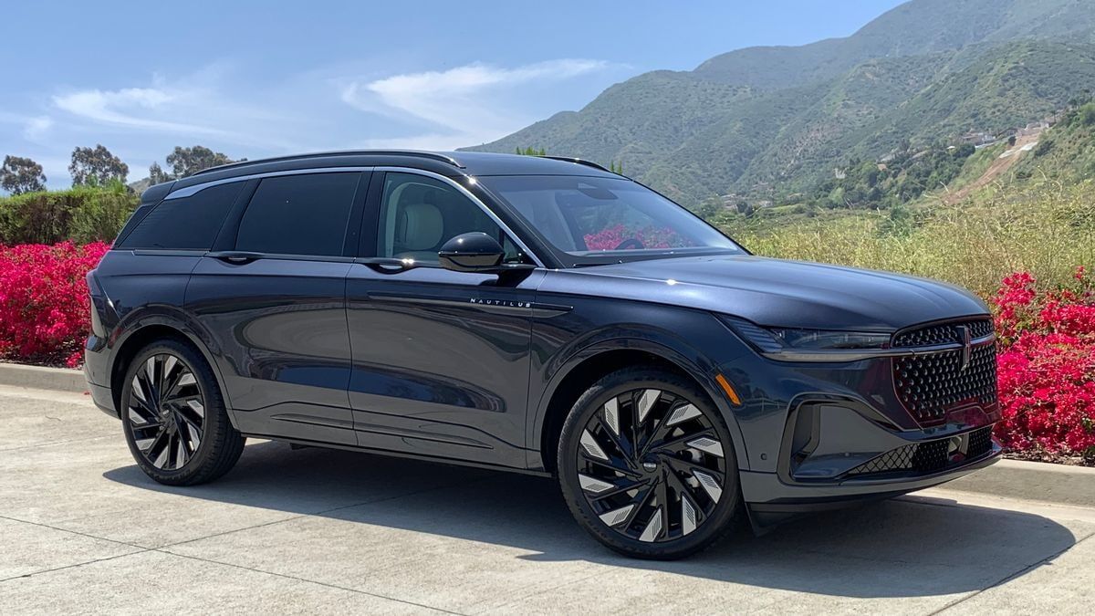 The 2025 Lincoln Nautilus seen from a front quarter angle