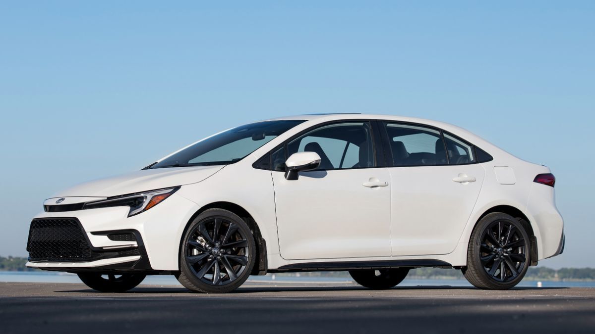 2025 Toyota Corolla XSE in Wind Chill Pearl