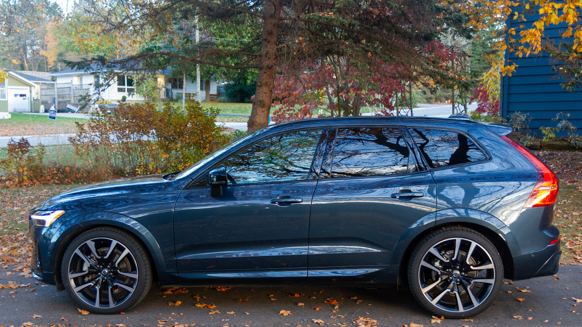 the 2025 Volvo XC60 in blue, seen in profile