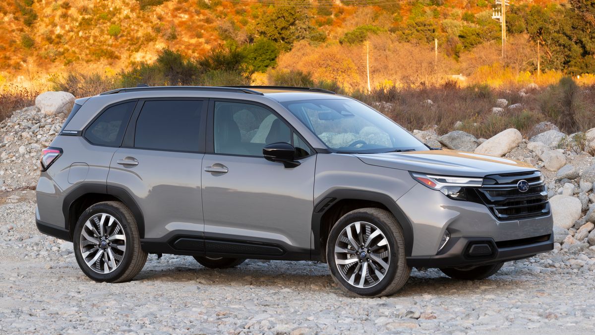 2025 Subaru Forester front 3/4 right