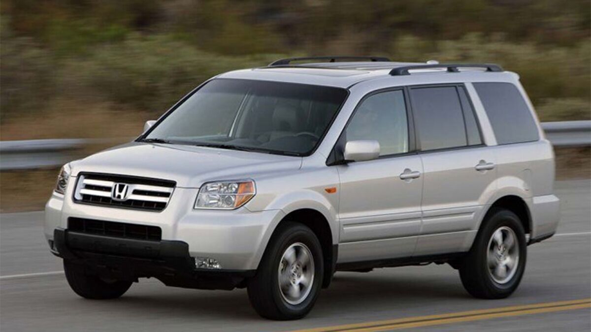 2007 Honda Pilot in grey.
